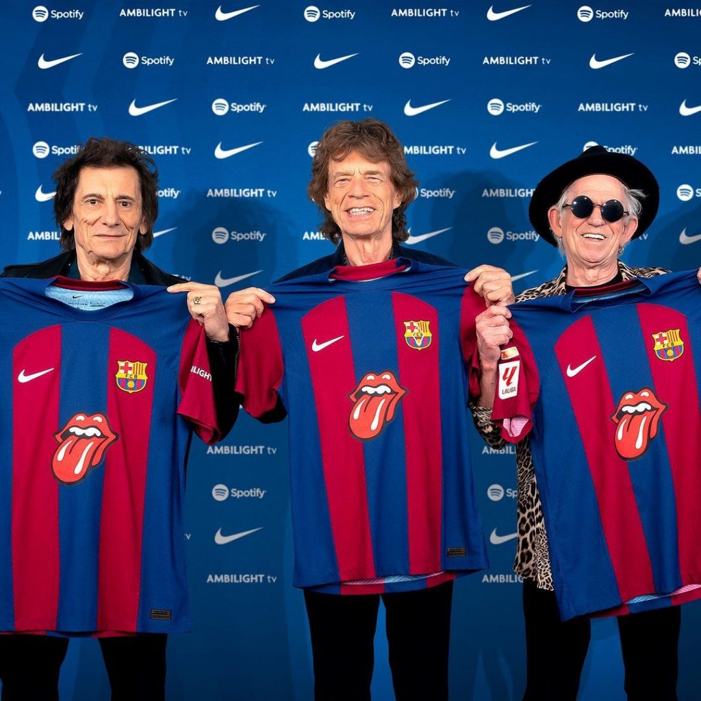 Mick Jagger, Keith Richards y Ronnie Wood con la camiseta de Barcelona con el logotipo de la lengua de The Rolling Stones. 