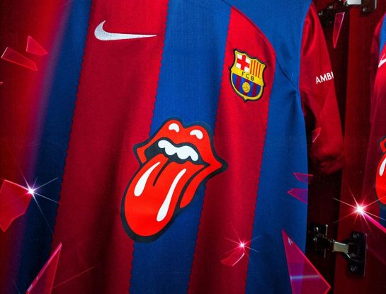 Rock y fútbol: así es la camiseta fenómeno de Barcelona con la lengua de los Rolling Stones