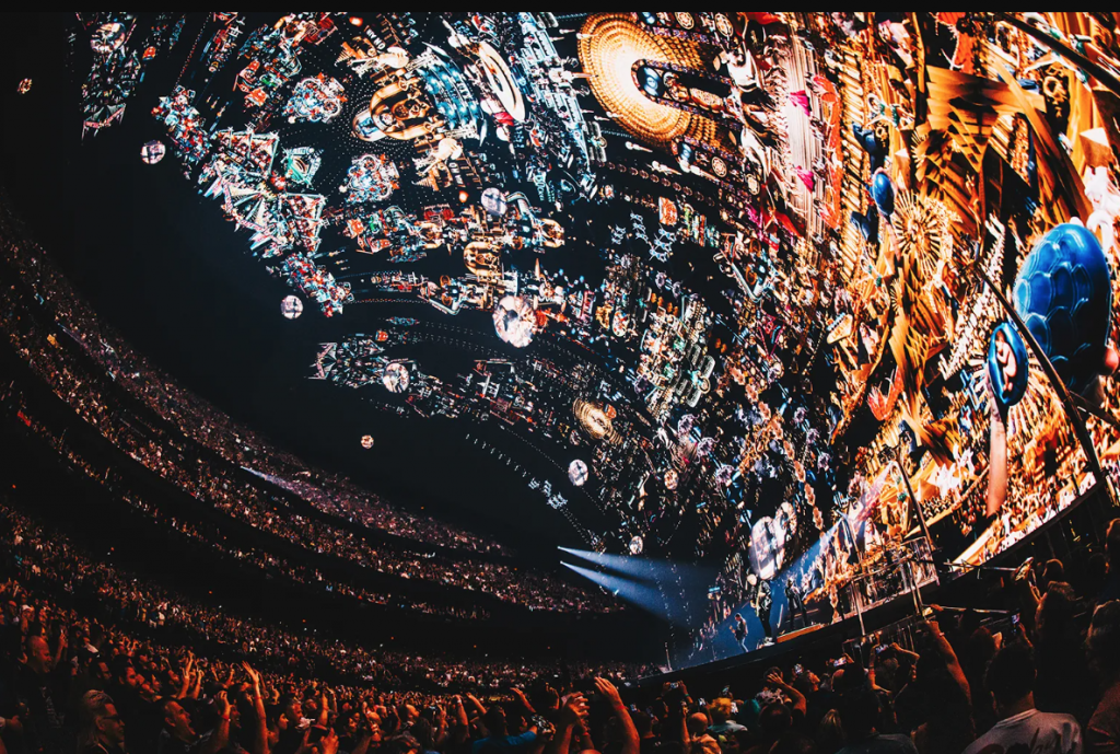 Una inmensa pantalla proyectaba imágenes de ciencia ficción mientras U2 tocaba en vivo. 