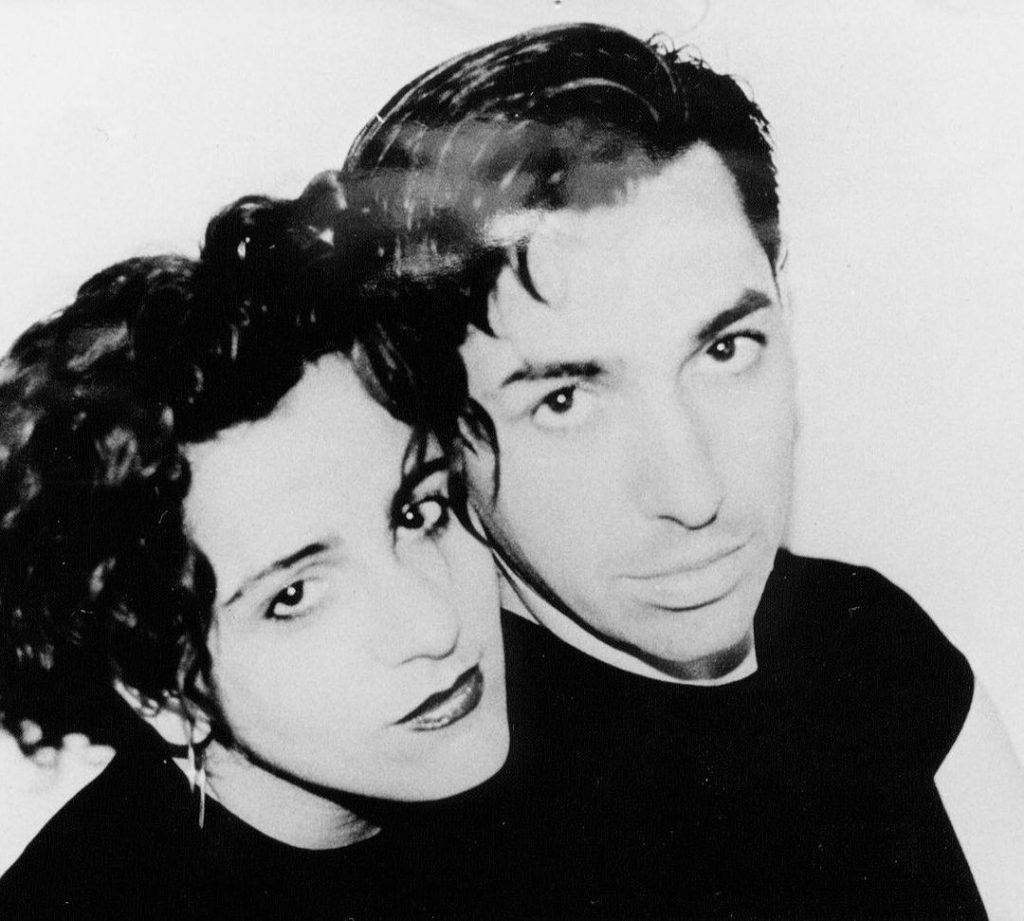 Alejandro Ros y Gabriela Malerba en una foto de la época, cuando diseñaron el icónico arte de tapa de “Amor amarillo” de Gustavo Cerati. 