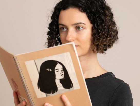 Retrato de Azul Portillo, la ilustradora que dibujó a Taylor Swift en el libro “Taylor from the Vault”