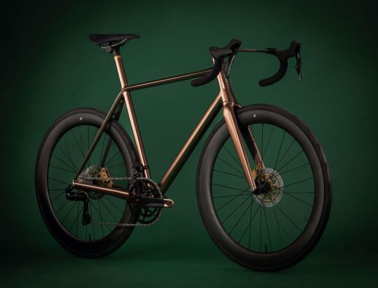 Cómo es la bicicleta de Aston Martin que enamoraría a James Bond