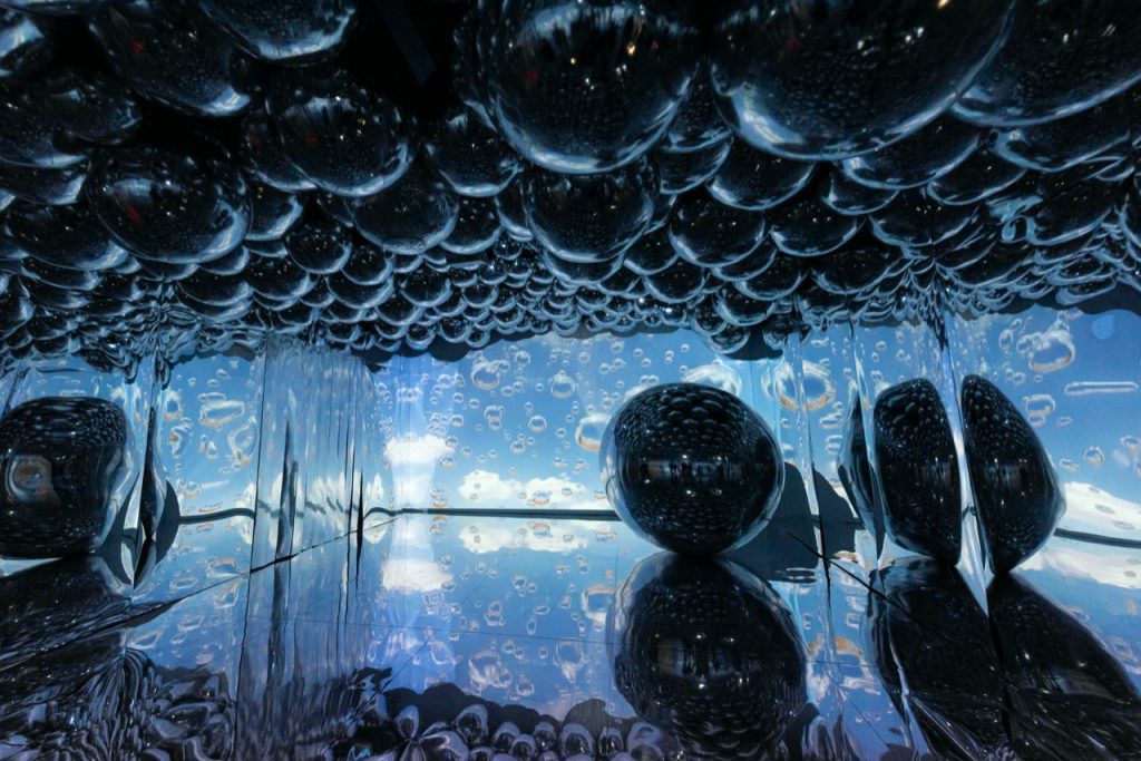 Blow Up tiene más de 3.000 metros cuadrados de espejos y medio millón de pelotas. 
