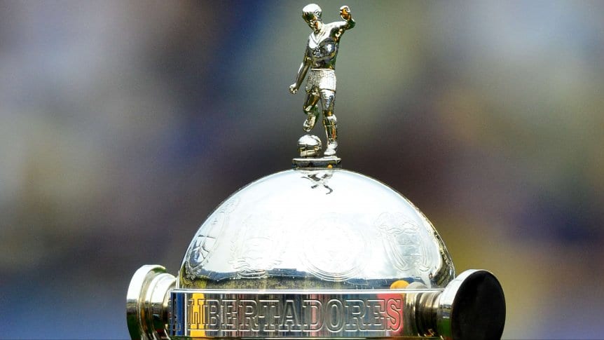 A lo largo de la historia de la Copa Libertadores hubo tres versiones del trofeo. 