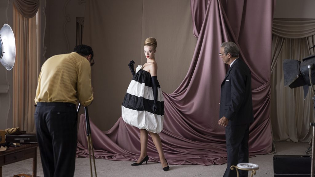 “Cristóbal Balenciaga” narra la revolución de la moda que llegó desde España. 
