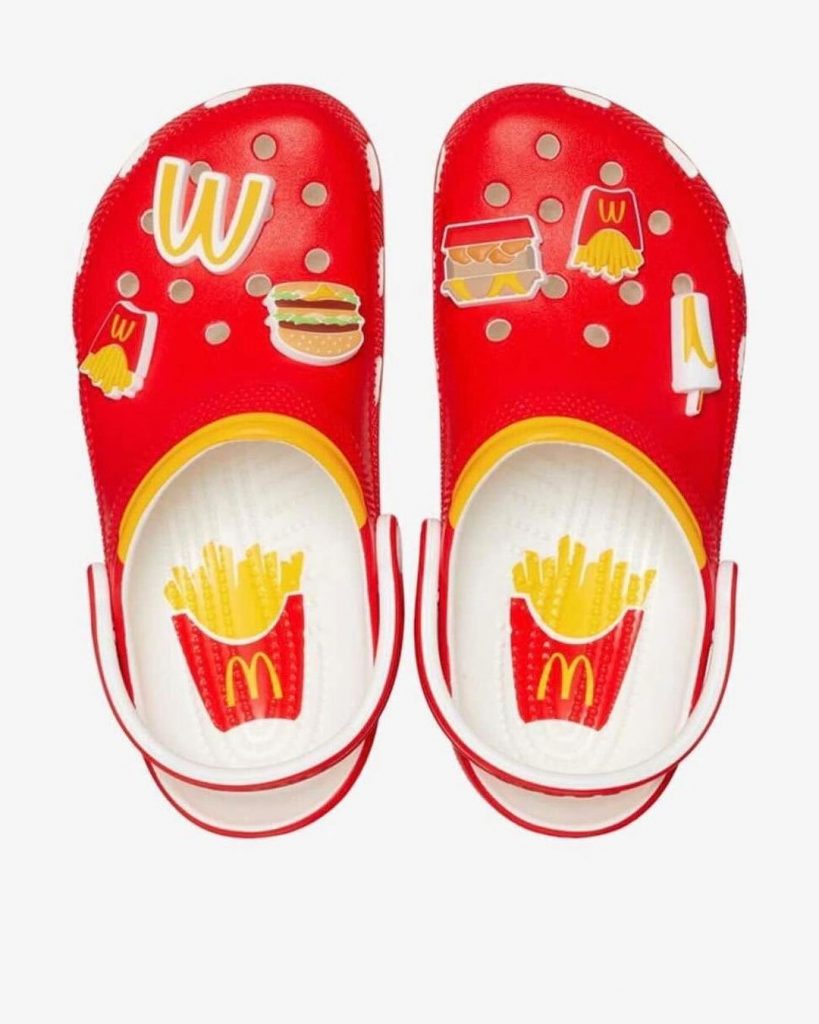 La sandalia de la colección Crocs x McDonald's con los colores y diseños ícono de la compañía de fast food. 