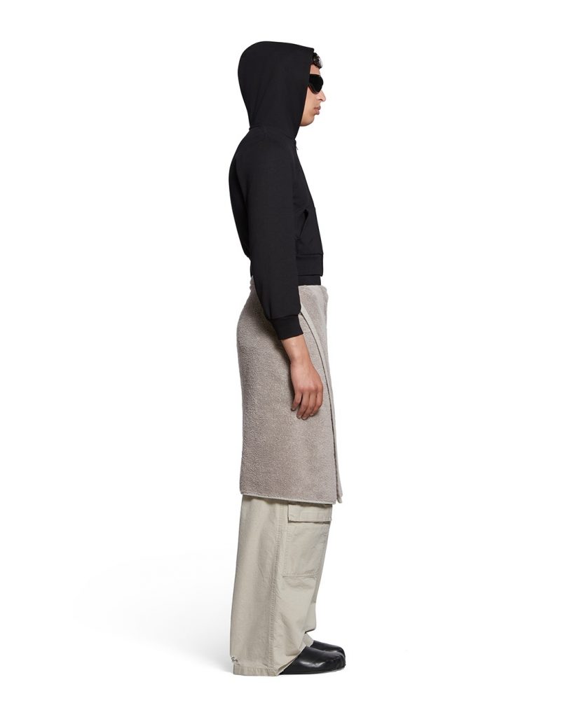 Y Demna Gvasalia creó la falda toalla, una nueva prenda fashionista y provocadora. 