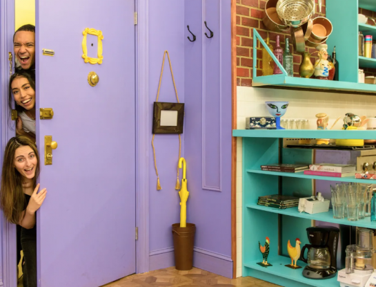 La instalación inmersiva “The Friends Experience” es un conmovedor homenaje a Matthew Perry