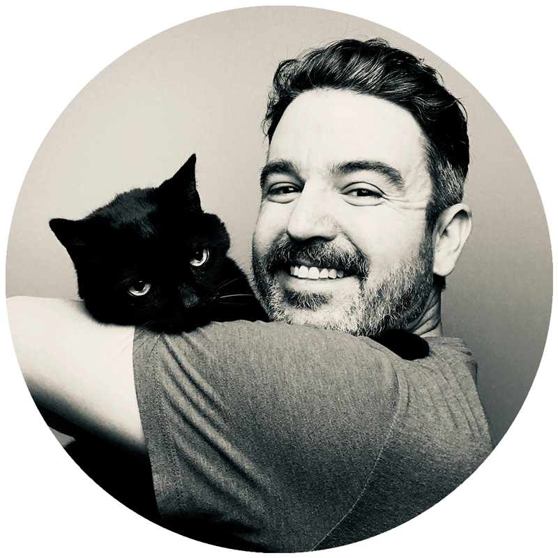 El artista nortemaricano Matt McCarthy con su gato Atticus. 