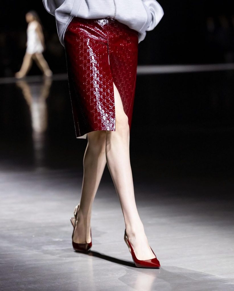 Gucci presentó una edición de sus zapatos destalonados Gucci Signoria en rojo Ancora. 