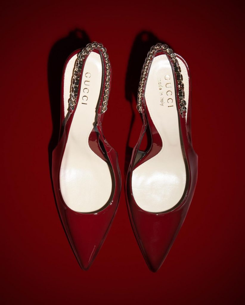 Los zapatos slingbacks de Gucci Signoria en Ancora Red, símbolo de Gucci contra la violencia de género.