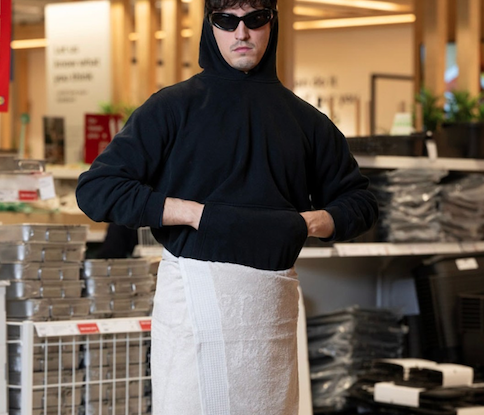 IKEA presentó su versión low cost de la increíble falda toalla de Balenciaga