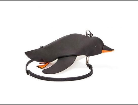 Loewe presentó la cartera Penguin, la  nueva mascota de diseño de JW Anderson