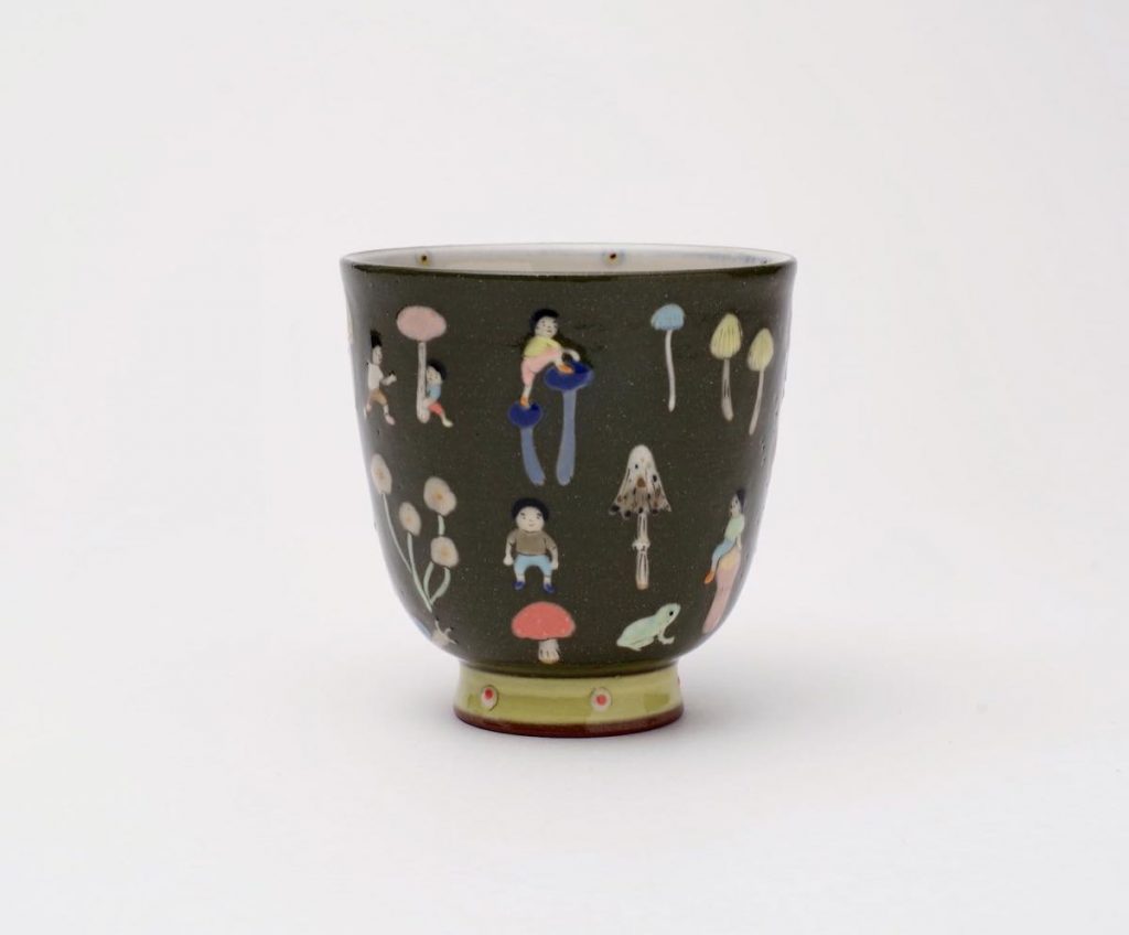 Desde Tokio, Japón, las cerámicas de Suna Fujita reflejan flora y fauna y vida cotidiana. 