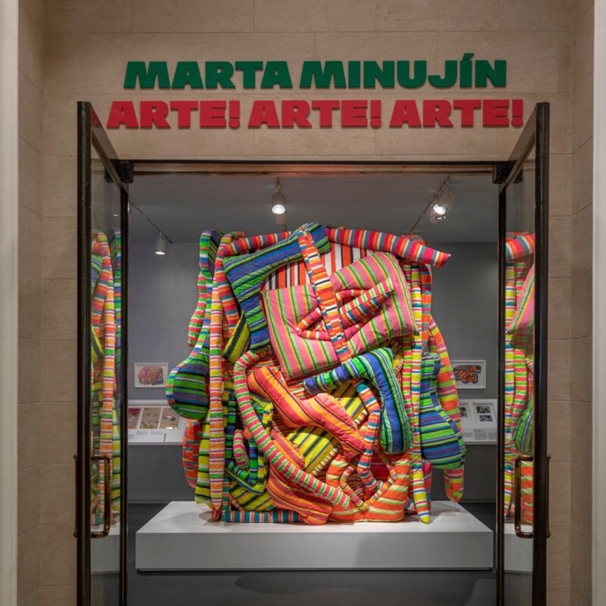 El ingreso a la exhibición “Marta Minujín: ¡Arte! ¡Arte! ¡Arte! ” en Nueva York. 
