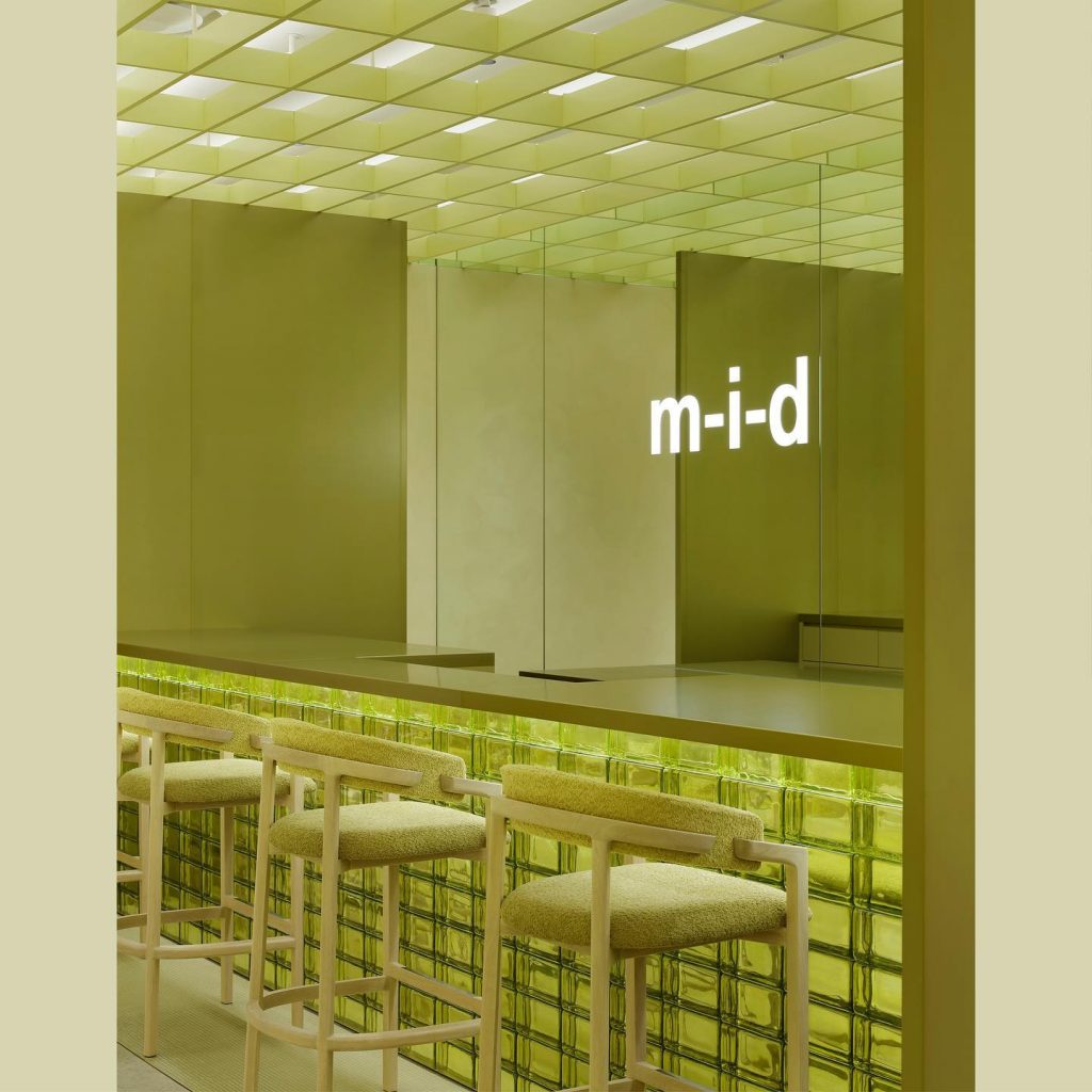 La barra y el mobiliario de M-i-d, también en amarillo-verde "soleado".  