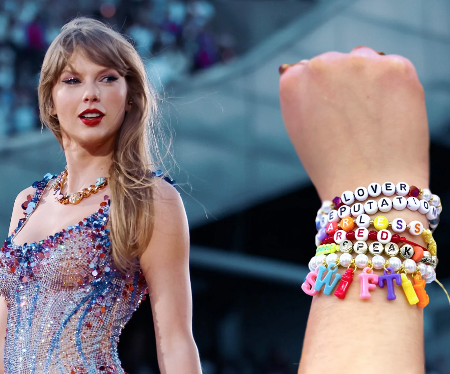 El brazalete de la amistad de Taylor Swift (“friendship bracelets”) es el accesorio del año. 
