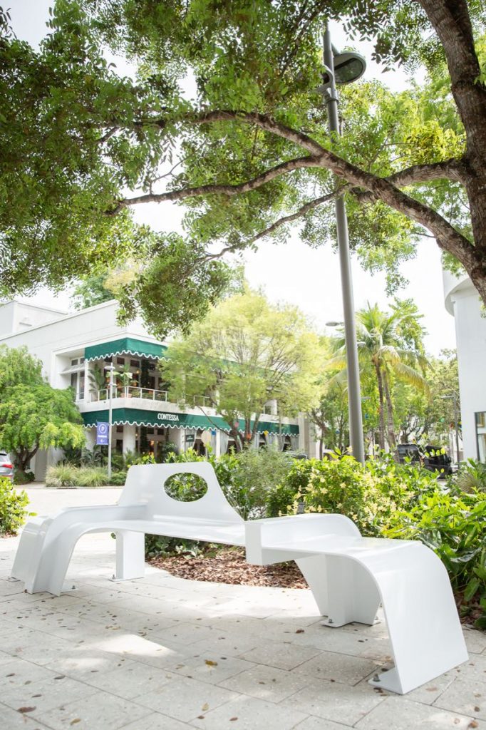 Samuel Ross invita a tomar asiento con sus "benches" de diseño en Miami Design District 2023. 