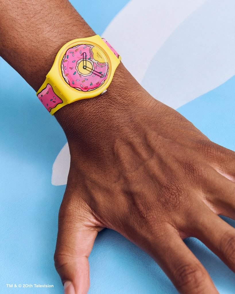 El detalle de diseño de la mordida del reloj Swatch x The Simpsons Seconds Of Sweetness es simple y sensacional. 