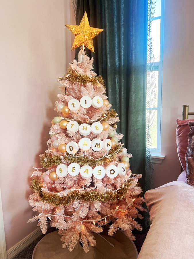 El árbol de Navidad "swiftie" de @kristarose143. 