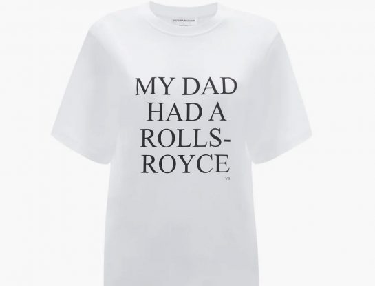 Victoria Beckham lanzó una remera con la frase “Mi papá tenía un Rolls-Royce” de la serie “Beckham”