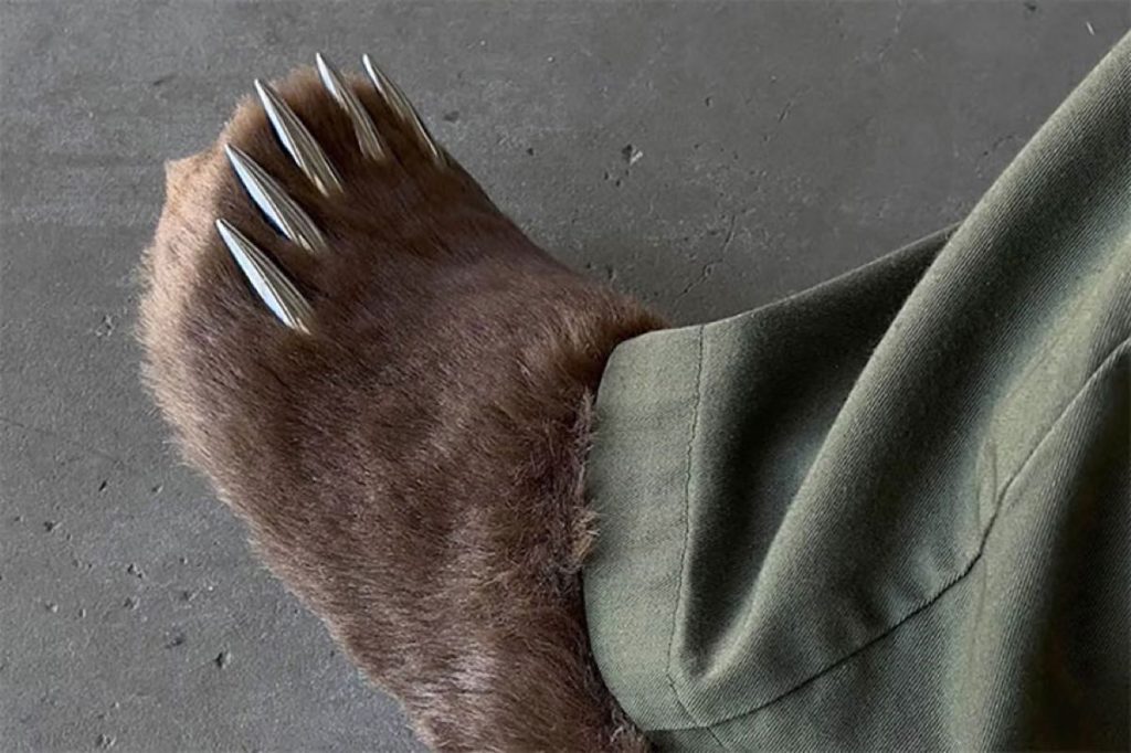 Bravest Studios sorprende con su diseño de calzado más “escandaloso” que imita la pata de un oso. 