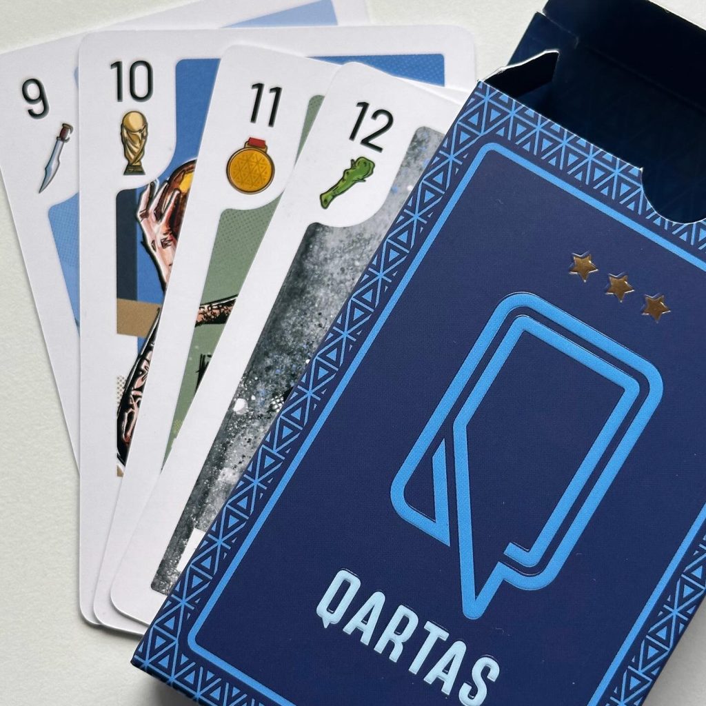 Qartas recrea un mazo de cartas estilo español en "modo manija mundialista". 