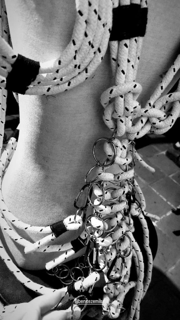 “Es una pechera de soga de algodón, formando un exoesquleto”, contó Emilse Benitez a Puro Diseño sobre la prenda que usó Adrán Dárgelos. 