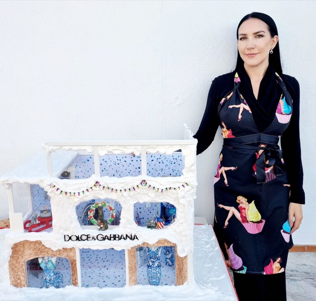 Debbie Wingham hizo un mega pastel de pan de jengibre inspirado en el estilo de moda y los estampados de Dolce & Gabbana. 