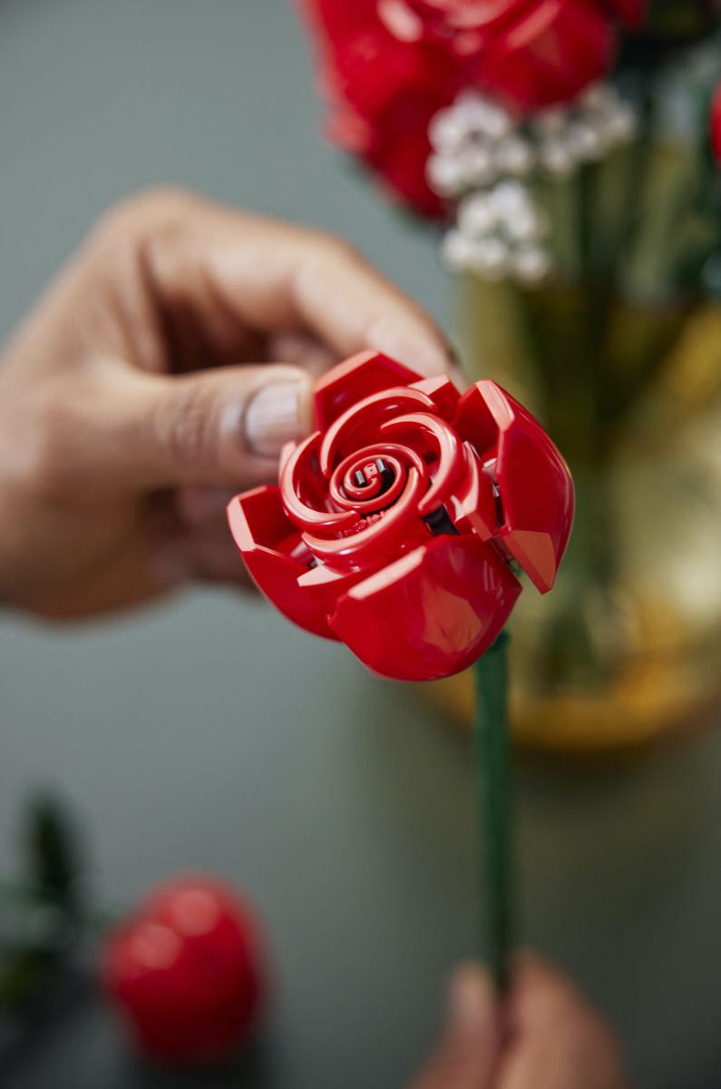 Lego lanzó un espectacular ramo de rosas rojas para armar – PuroDiseño