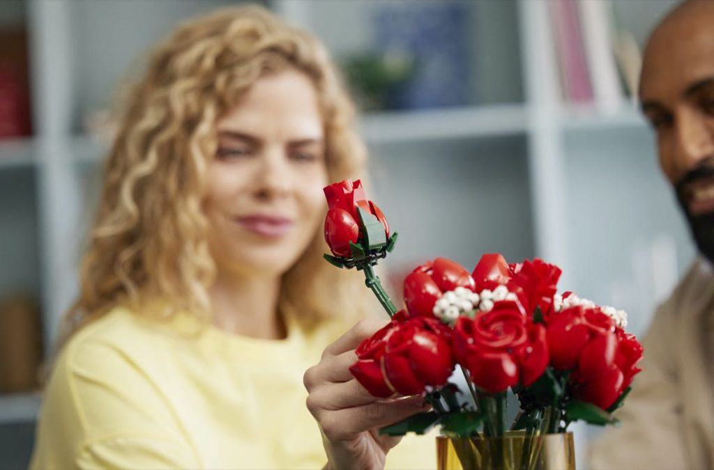 Lego agranda la familia de Icons Bouquet y presentó el kit Bouquet of Roses, hecho para Valentine’s Day 2024.