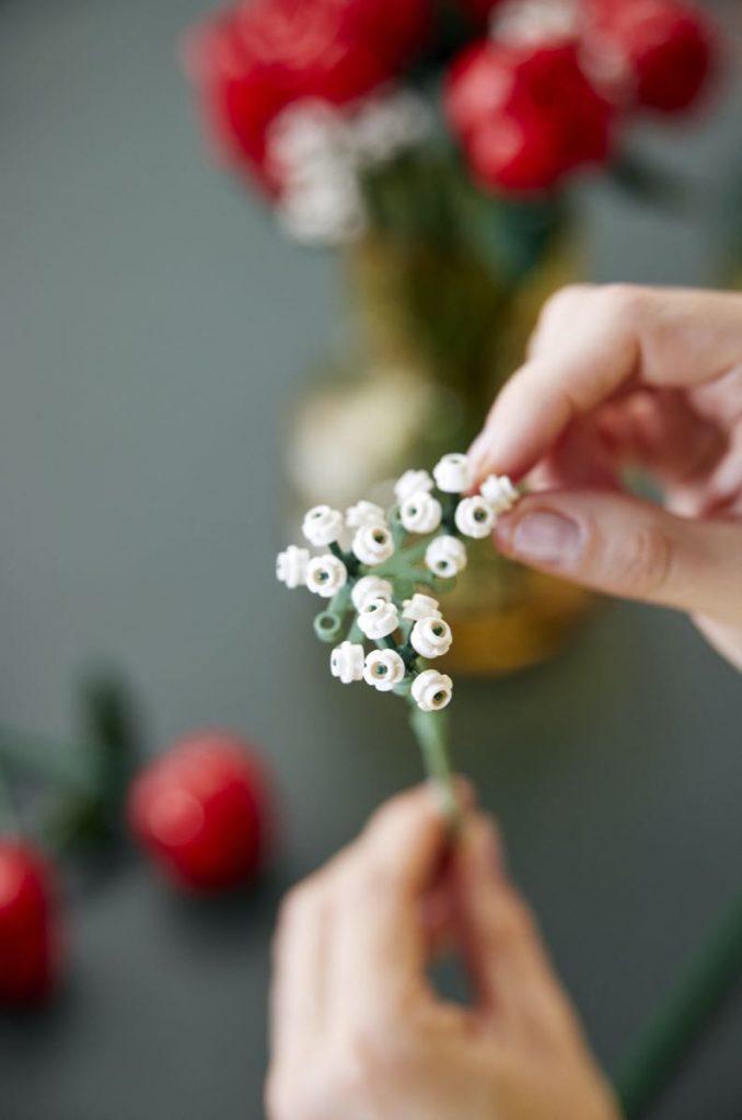 El Ramo de Rosas de Lego incluye pequeñas flores blancas para potenciar el arreglo floral hecho con bloques. 
