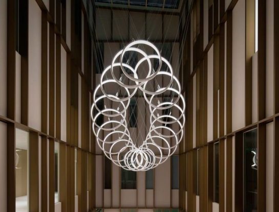 Una espectacular escultura cinética ilumina un hospital en Suiza