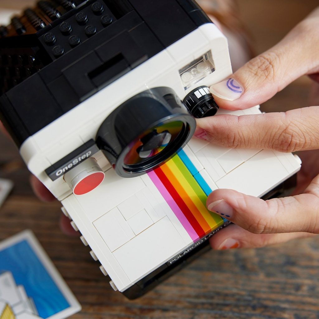 La cámara Polaroid OneStep SX-70 viene con un paquete de película Polaroid. 