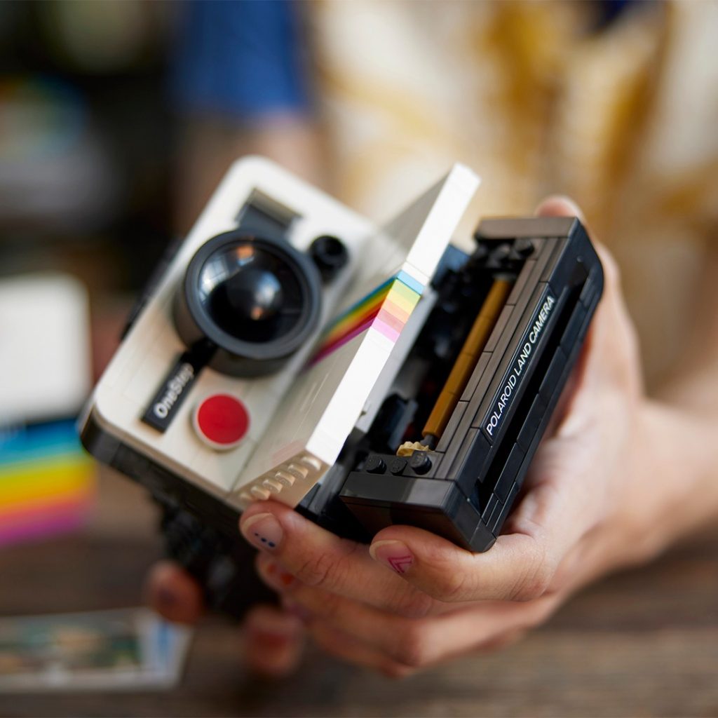 La cámara Polaroid x Lego: una colaboración entre dos íconos de la cultura pop. 