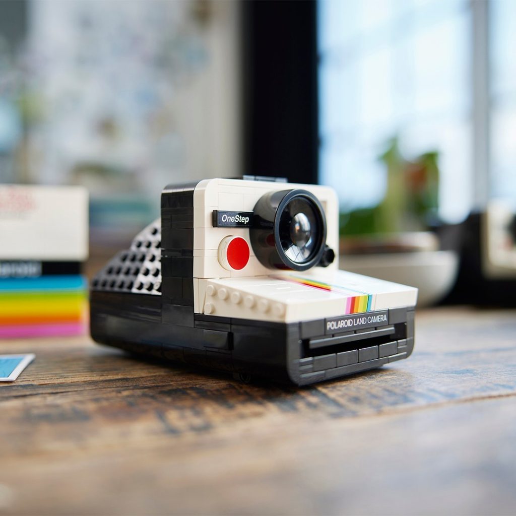 El encanto de la cámara instantánea Polaroid tiene un nuevo episodio junto con Lego. 