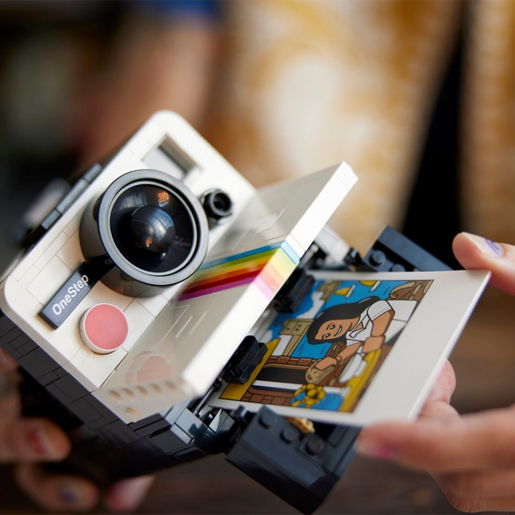 La cámara Polaroid OneStep SX-70 ¡y la película! hecha con piezas de Lego. 