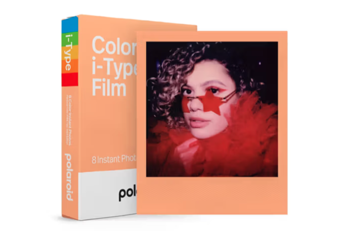 Polaroid celebra el tono Peach Fuzz con en lanzamiento de una película con marco del Color del Año Pantone 2024. 