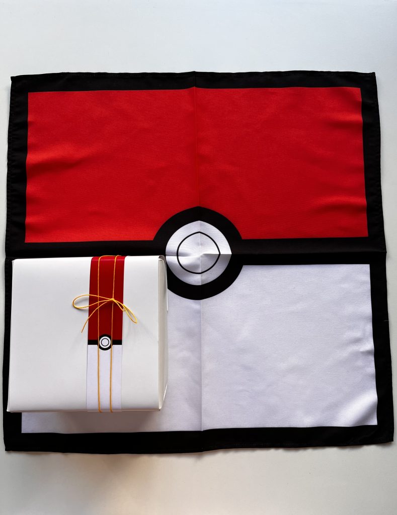 La pastelería japonesa envuelta en pañuelos de Pokémon. 