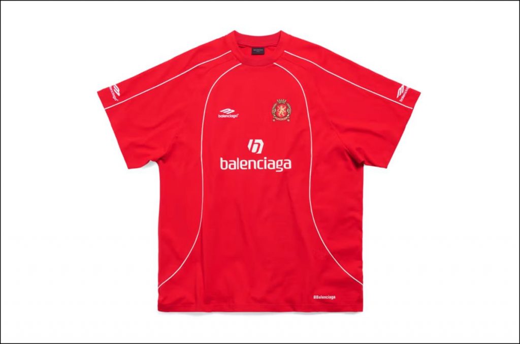 Inspirada en la camiseta del Manchester de Inglaterra, una casaca Soccer Series x Balenciaga. 