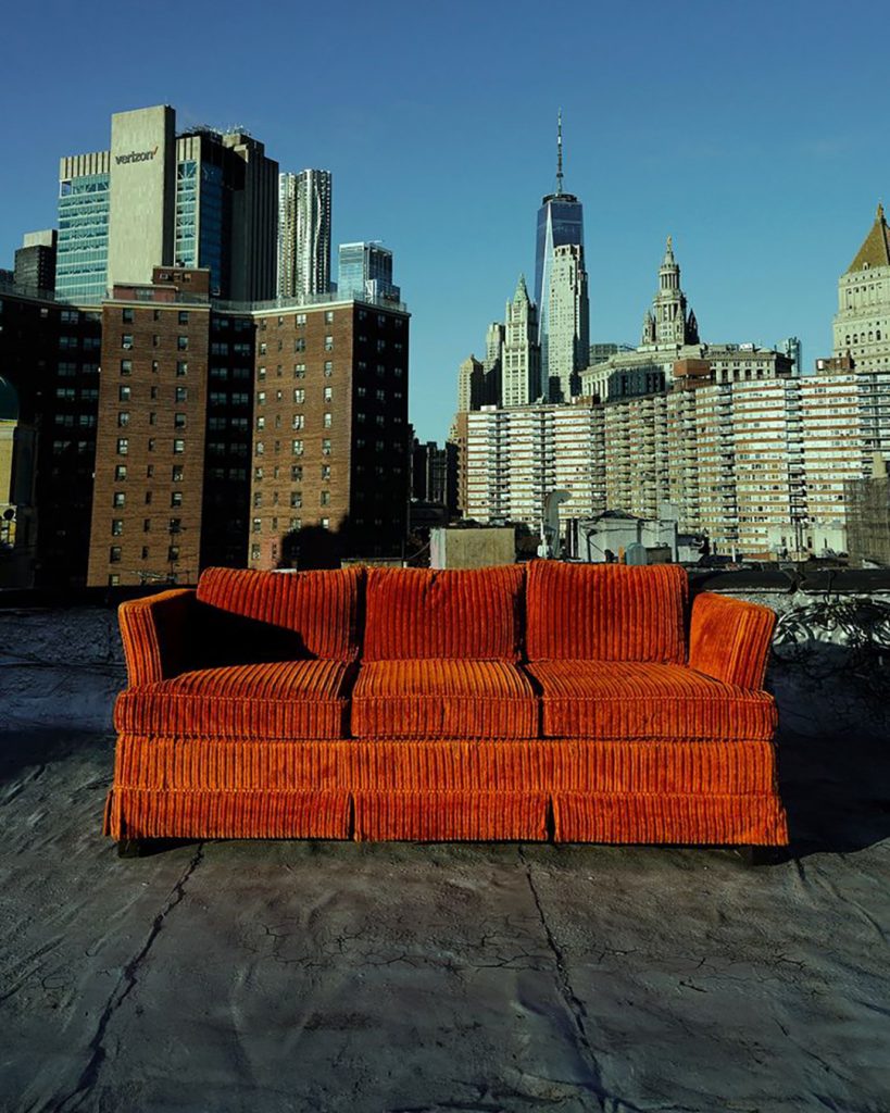El sofá que usó Jeremy Allen White en la campaña de Calvin Klein convertida en fenómeno global de 2024. 