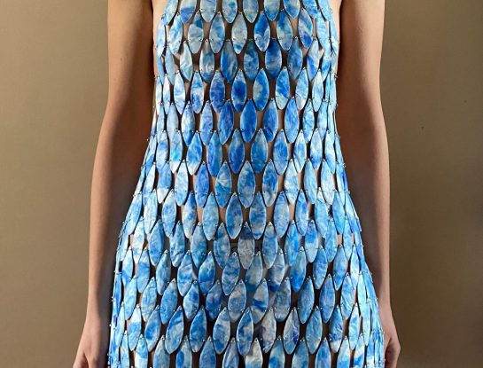 Una diseñadora creó un vestido de fiesta con tapas de plástico