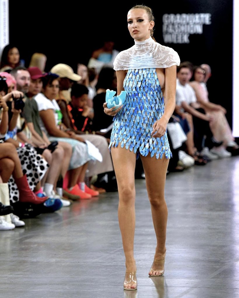 El vestido de Caroline Gouveia hecho con tapas de plástico fue protagonista de “Graduate Fashion Week”. 