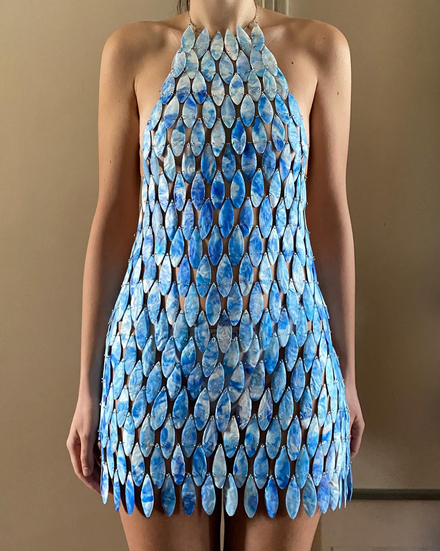 Una diseñadora creó un vestido de fiesta con tapas de plástico – PuroDiseño