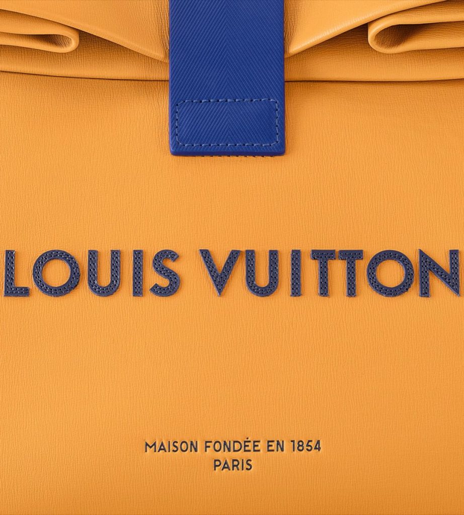 Sobre la “sandwich bag” de Louis Vuitton se imprime el año de la fundación de la maison. 