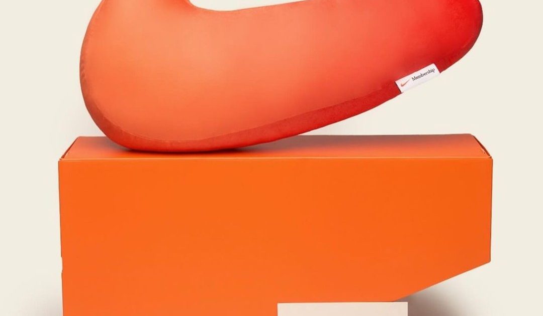 はま様　NIKE SWOOSH BIRTHDAY PILLOW Nike gives you a swoosh-shaped pillow for your birthday