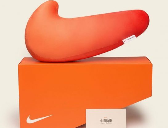 Así es "Nike Birthday Pillow": una almohada con la forma del logotipo de la marca