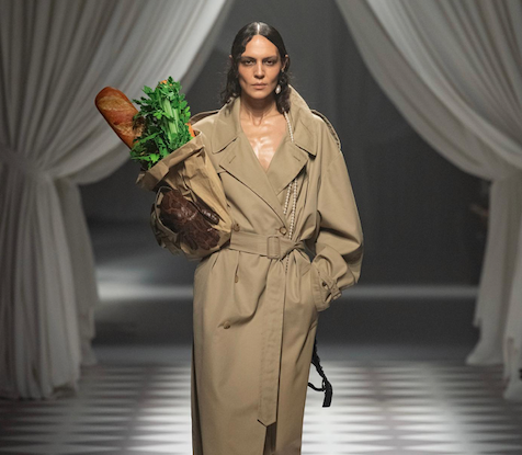 Adrian Appiolaza en Moschino: los looks y los accesorios “comestibles” de su primer desfile