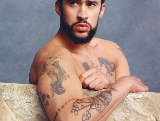 Jacquemus convierte a Bad Bunny en una escultura en su nueva campaña