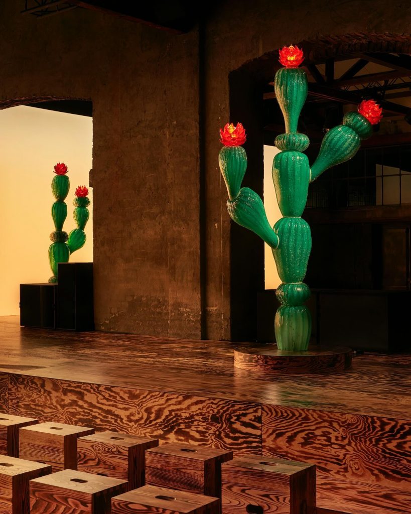 Cactus, taburetes LC14 de Cassina diseñados por Le Corbusier y el piso con losas quemadas recrea la Riviera francesa.